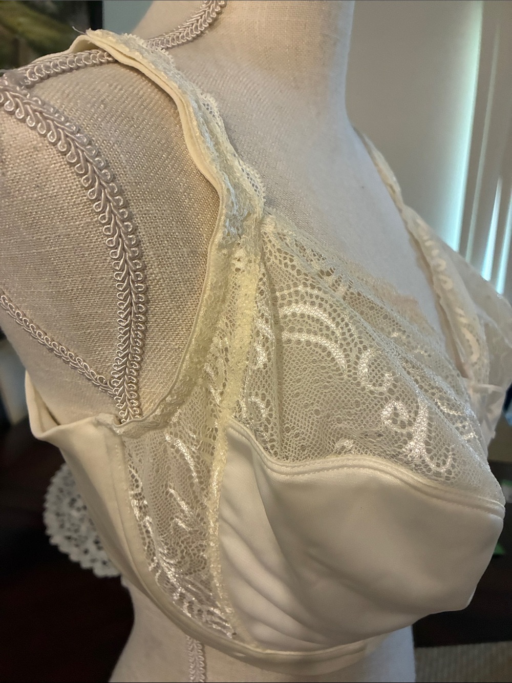 Lilyette Ivory Lace Full Coverage Bra - Picture 2 of 5